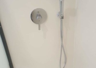Photo de rénovation de salle de bain dont douche d'un appartement